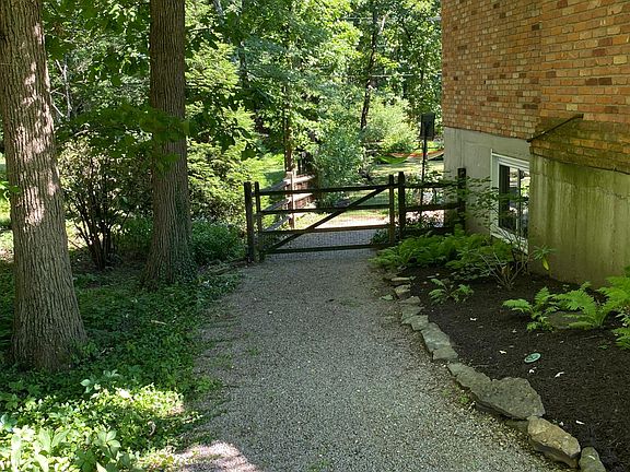 4th image of 7945 Schoolhouse Ln