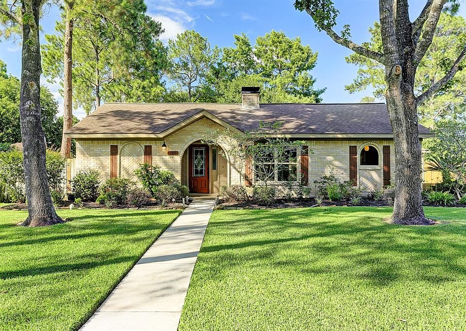 1st image of 506 Williamsburg Cir