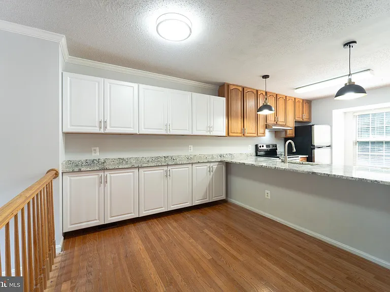 413 Lakeview Ct — Photo 13