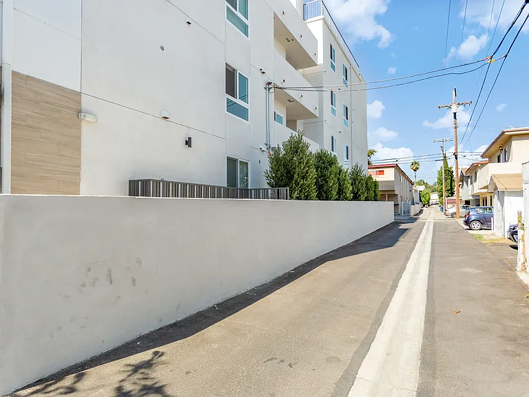 1450 S Barrington Ave — Photo 44
