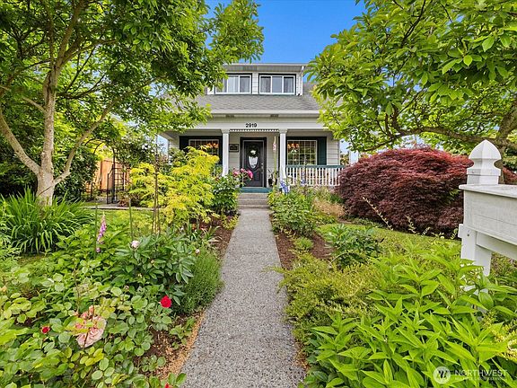 2nd image of 2919 Leonard Drive