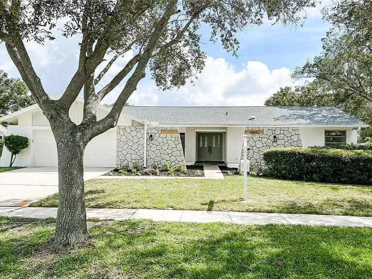 2647 Clubhouse Dr N — Photo 1