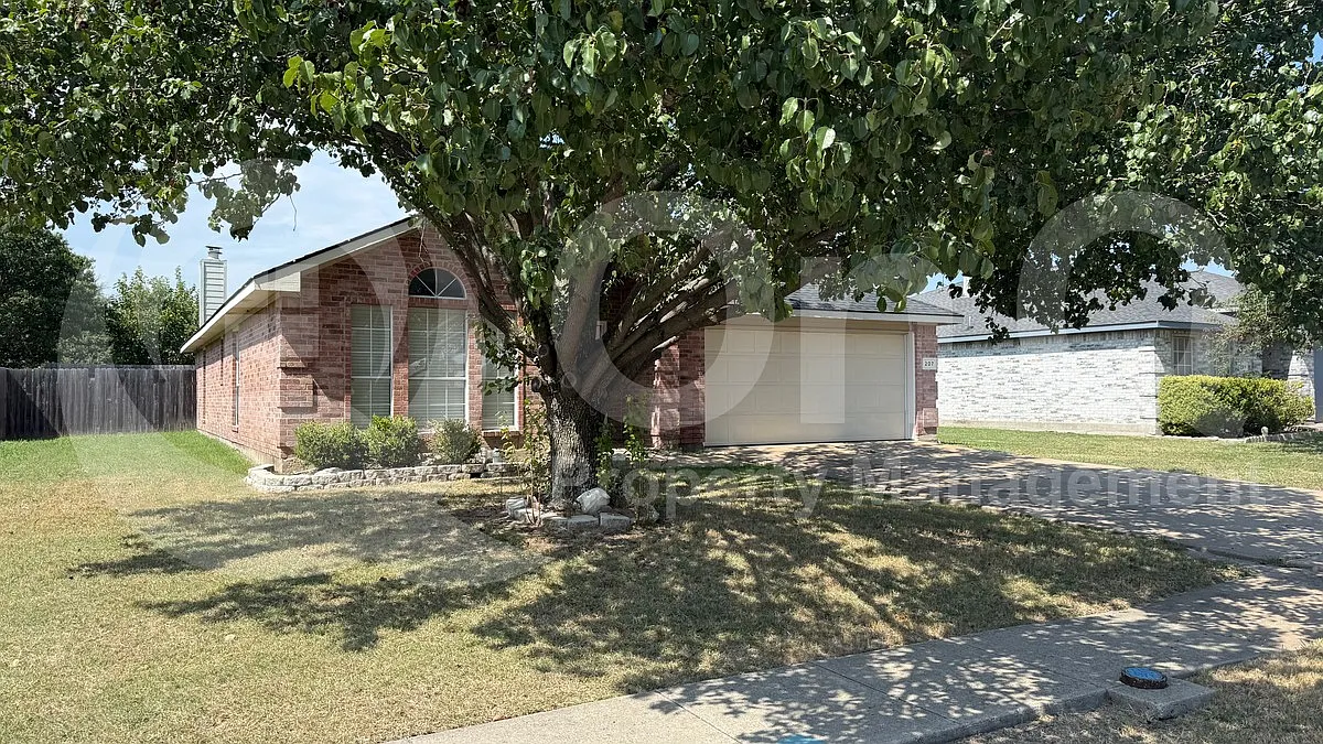 4 bed, 2.0 bath, 1860 sqft, $2,275 — Photo 3