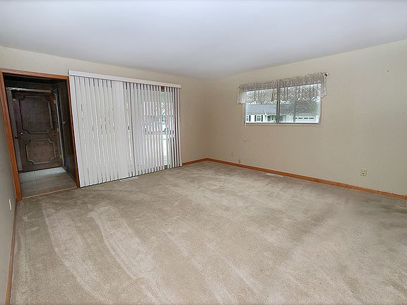 3rd image of 821 Tomahawk Dr