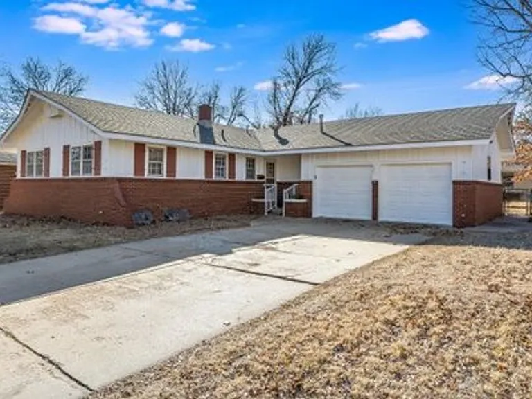 835 N Westlink Ave — Photo 3