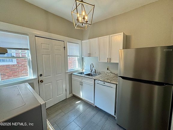 5th image of 2504 Park St APT 5