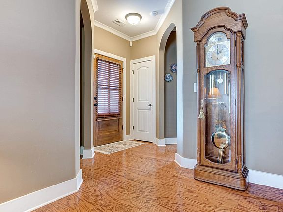 5th image of 740 Bainbridge Ln