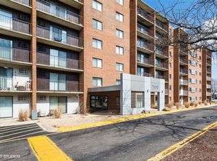 799 Royal St George Dr APT 200, Naperville, IL 60563