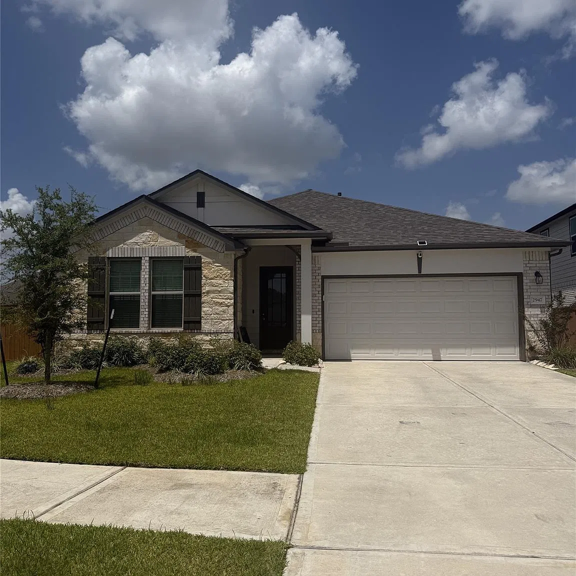 3 bed, 2.0 bath, 2007 sqft, $2,400 — Photo 1