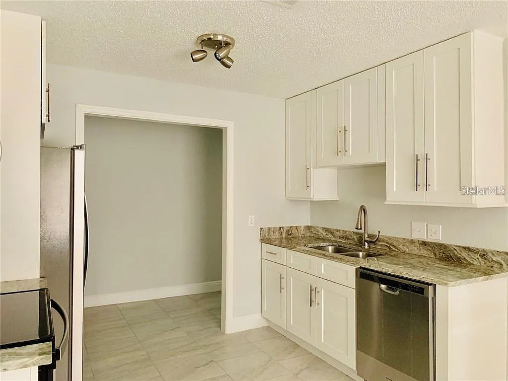 5 bed, 2.0 bath, 1118 sqft, $2,600 — Photo 2