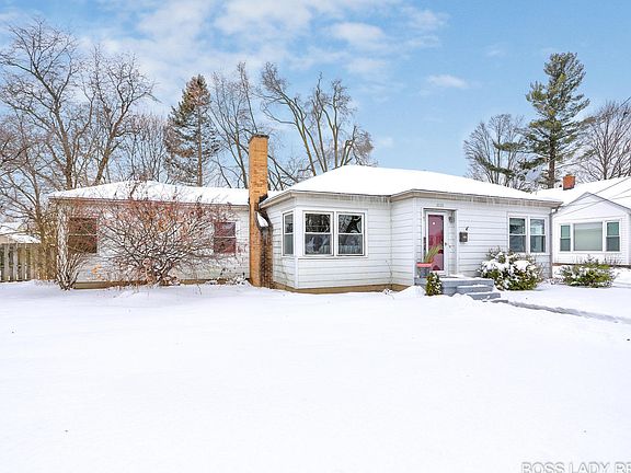 3rd image of 2033 Emerald Ave NE