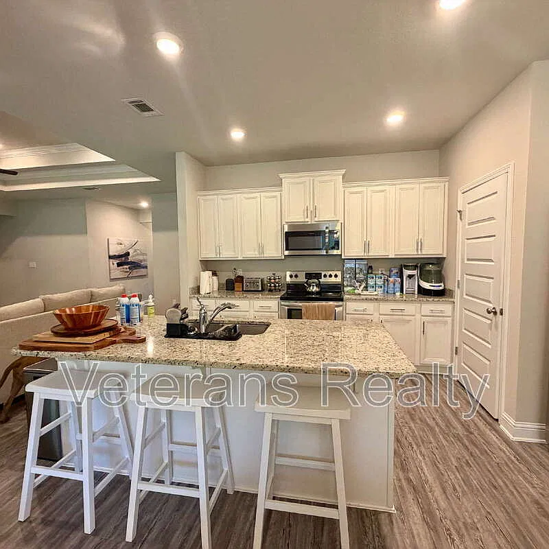 4 bed, 2.0 bath, 2109 sqft, $2,300 — Photo 4