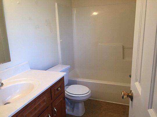 5th image of 2460 Edmunds Dr