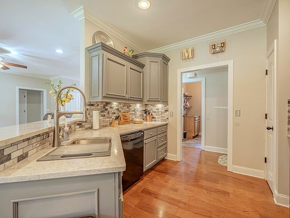 3rd image of 625 Twelve Oaks Dr