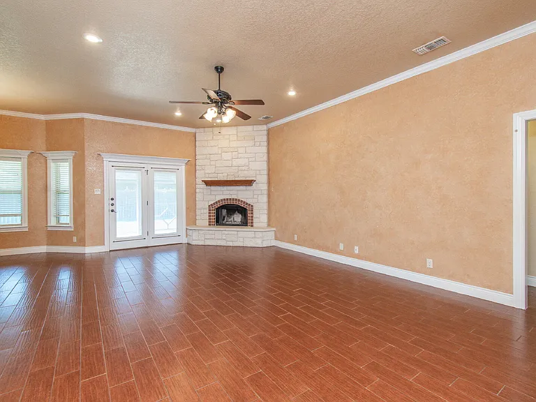 2513 Jackson Dr — Photo 2
