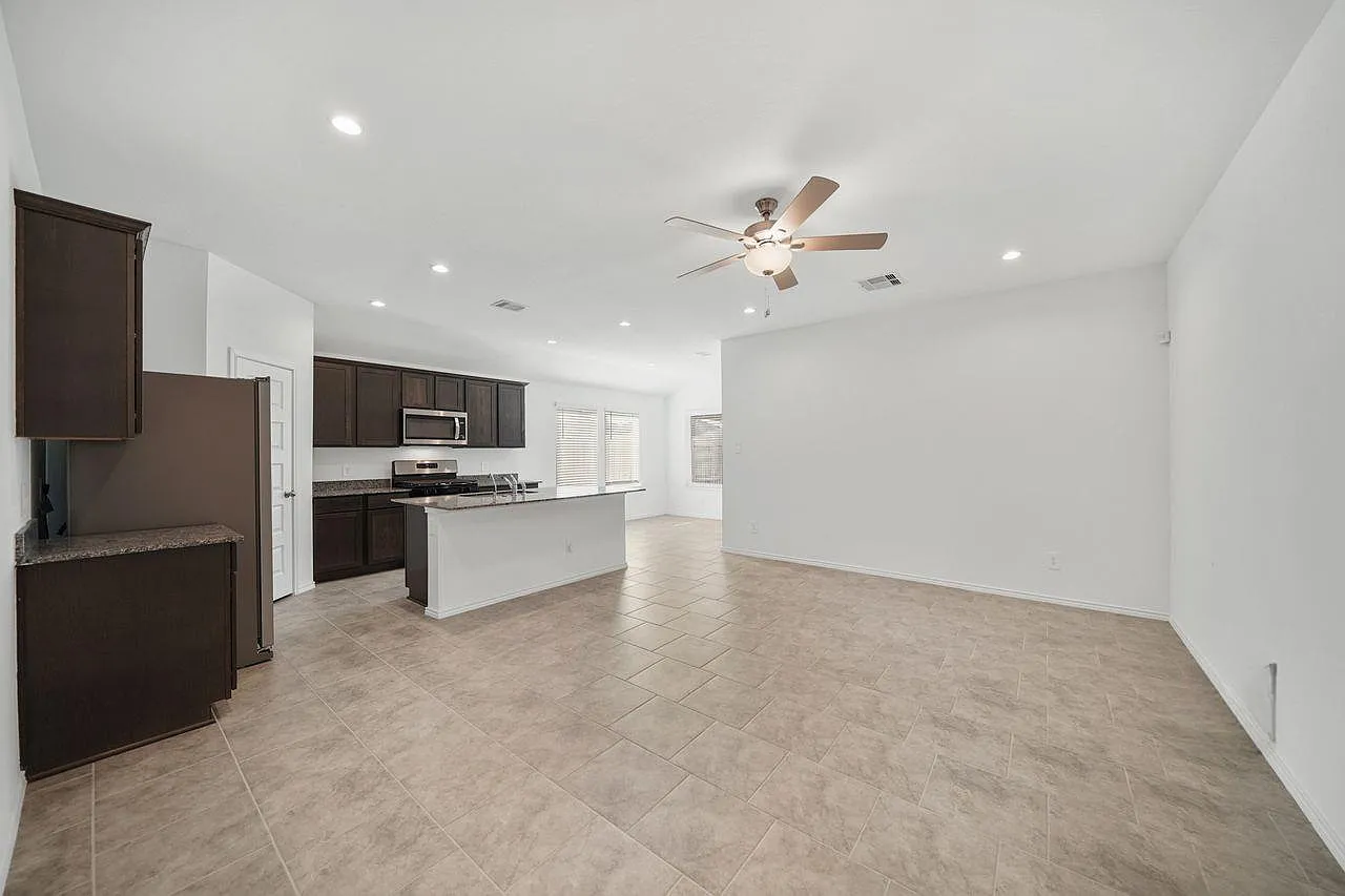 3 bed, 2.0 bath, 1442 sqft, $2,100 — Photo 4
