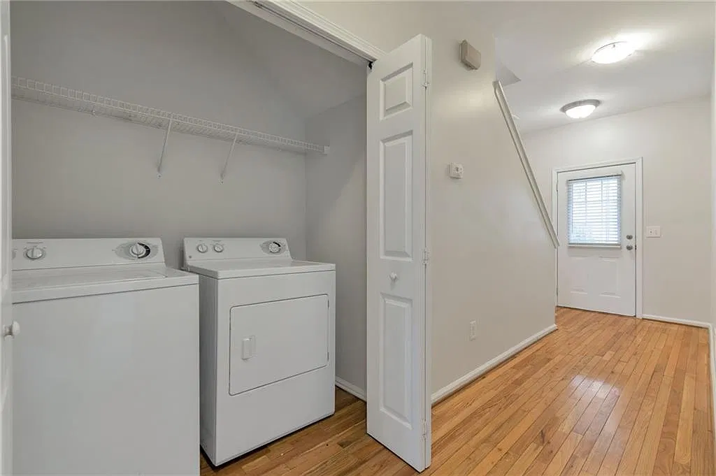 2 bed, 2.5 bath, 1429 sqft, $1,900 — Photo 3