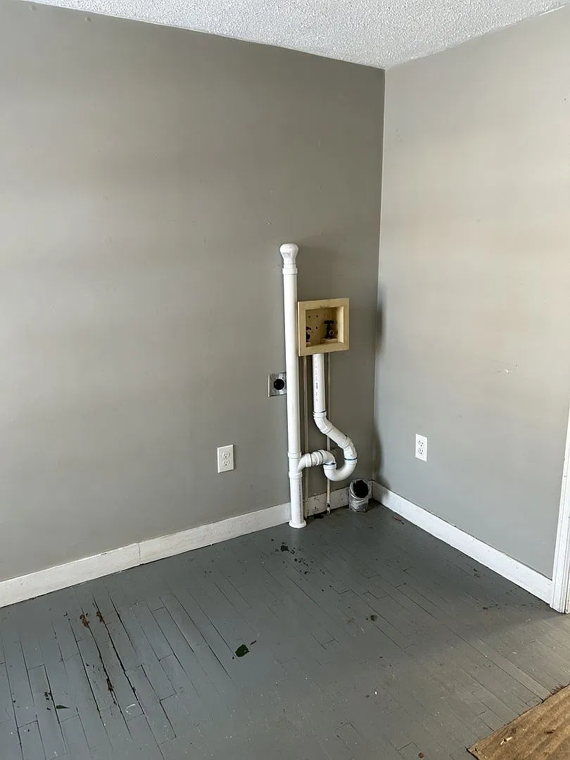 Adorable 2 Bedroom/ 1 Bathroom House — Photo 4