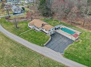 7 Woods Grove Dr, Webster, MA 01570