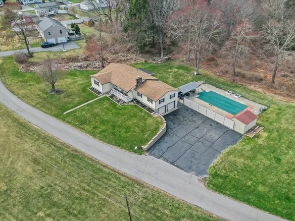 7 Woods Grove Dr, Webster, MA 01570