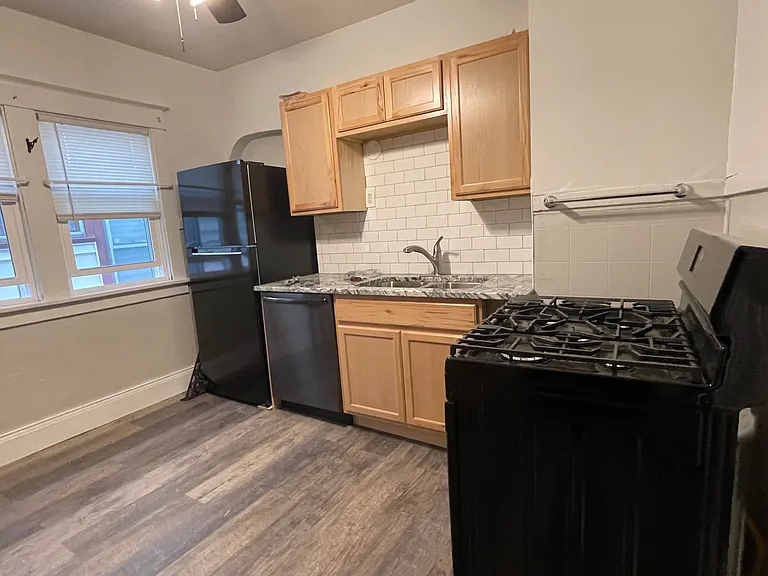 560 Linden Ave #1 — Photo 4