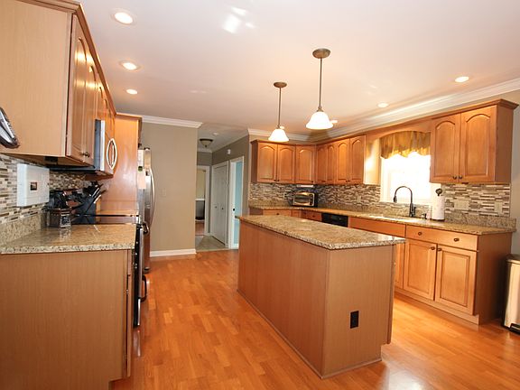 2nd image of 3321 Berkshire Cir