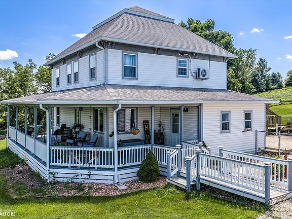 3rd image of 1616 Maple Rd