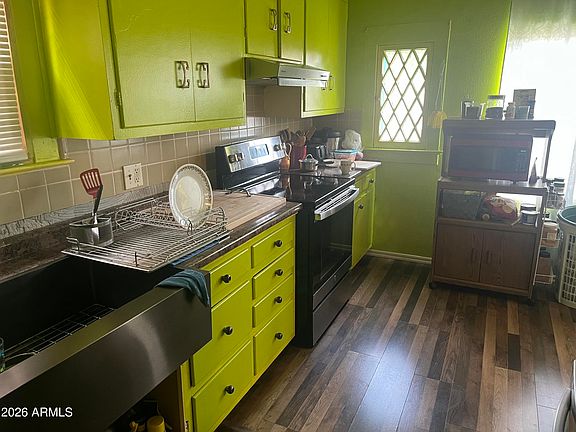5th image of 921 E 10th Street