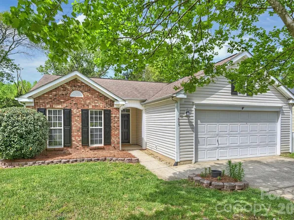 1605 Royal Tree Ct, Charlotte, NC 28216