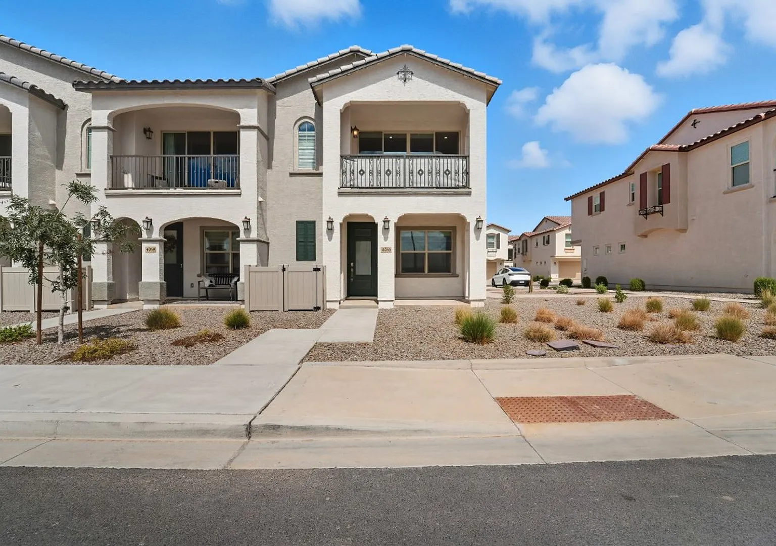 Like new Luxurious Modern 3 Bedroom 2 Bath Townhome in Warner Meadows! — Photo 3