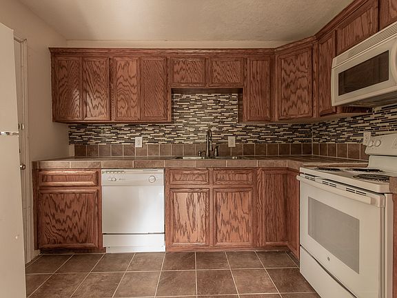 4th image of 1303 E Avenue G