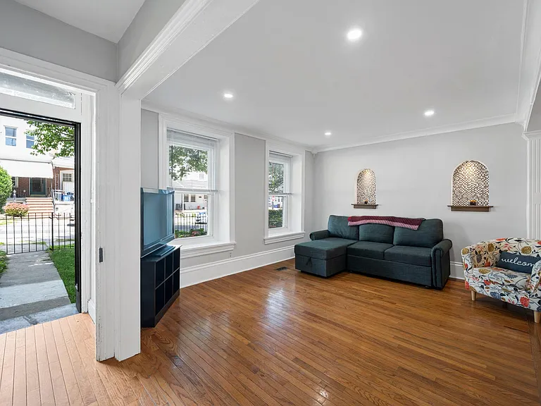 567 Dupont St — Photo 3