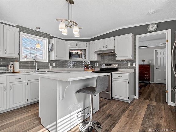 3rd image of 8 Maple Ridge Ln