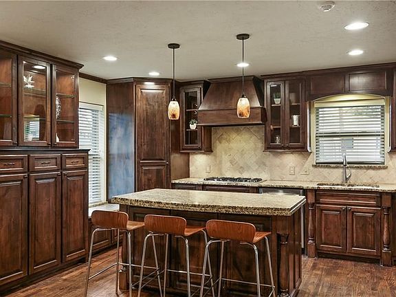3rd image of 6906 Southridge Dr