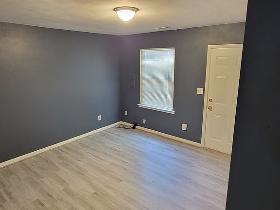 3rd image of 3926 Roebling Ln