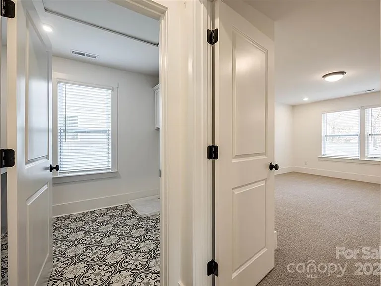 1241 Eastway Dr — Photo 25