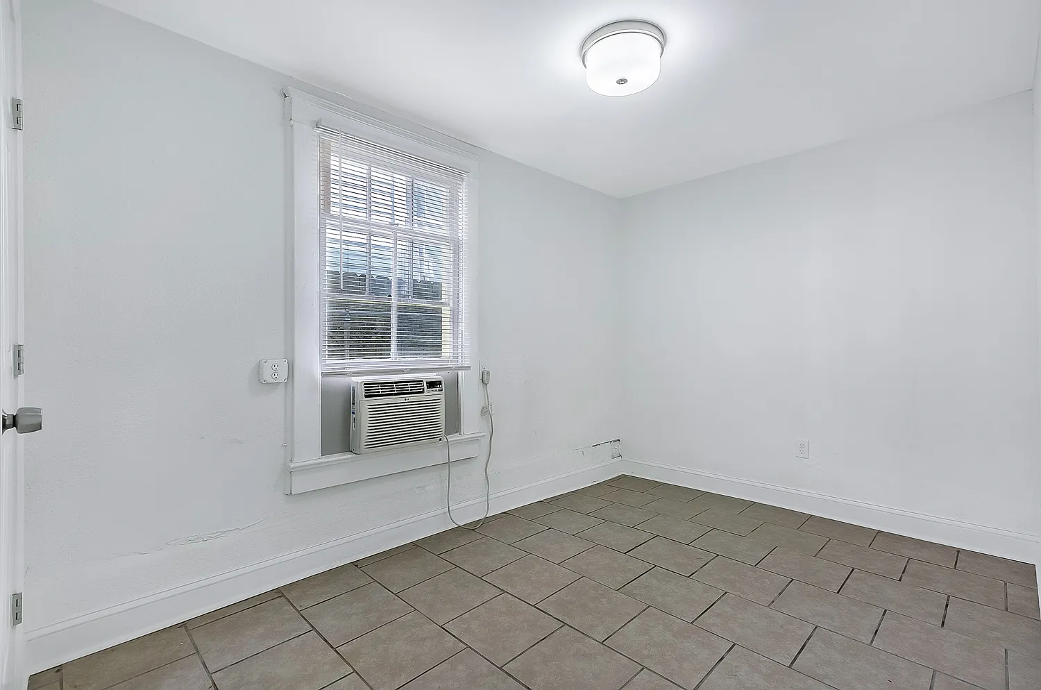 1225-27 Saint Roch Avenue- (Nick Lahaye — Photo 4