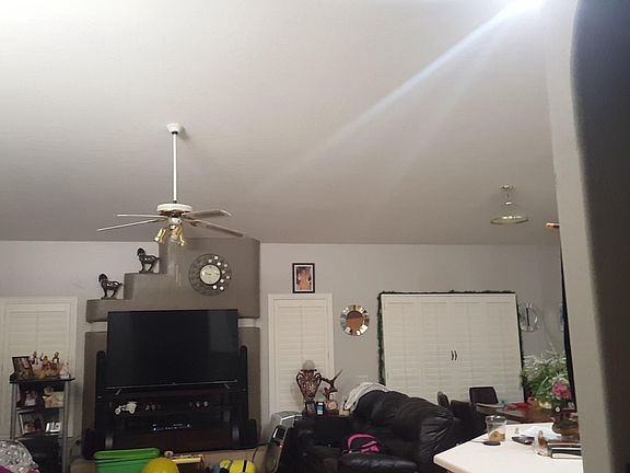 4th image of 607 W Comstock Dr