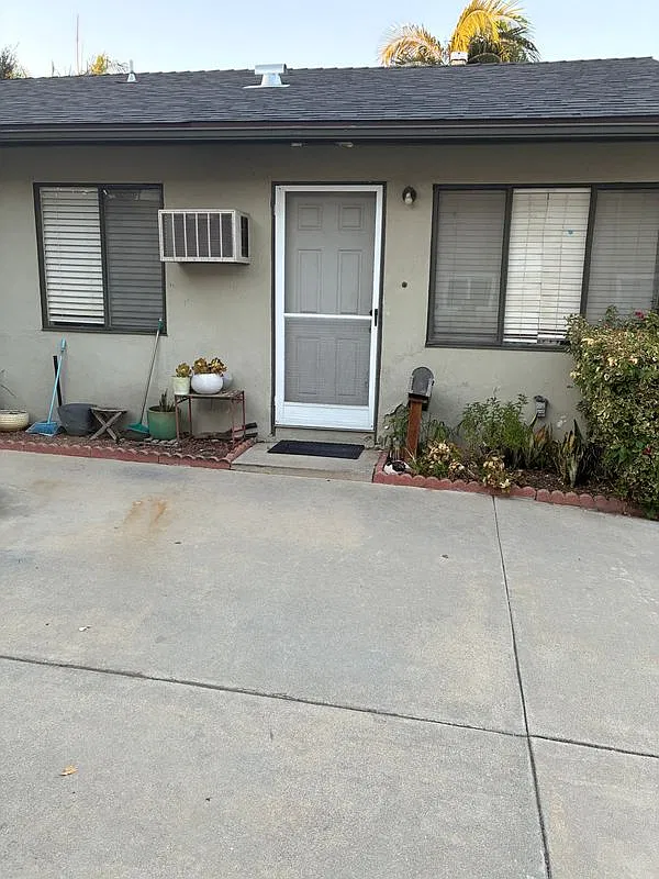 2 bed, 1.0 bath, 832 sqft, $2,100 — Photo 1