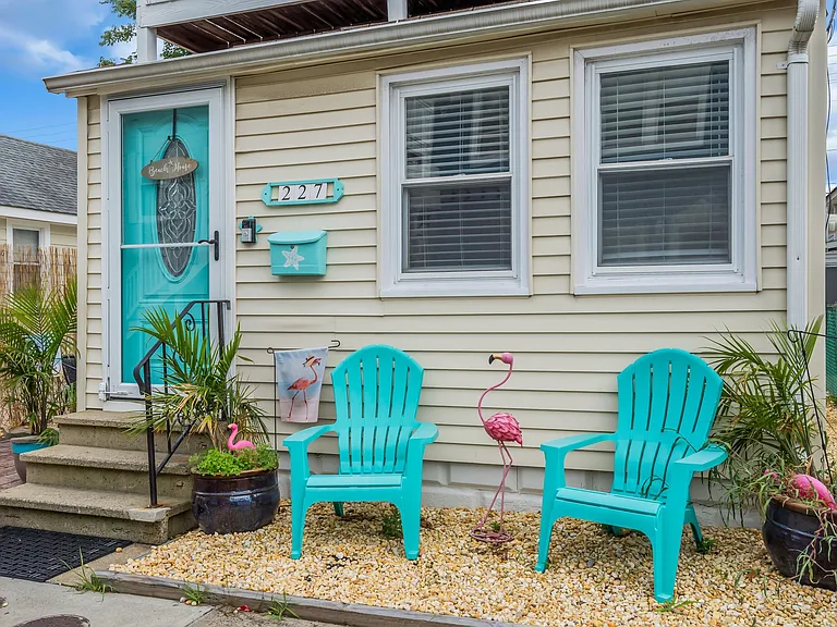 227 Bay Ter — Photo 3