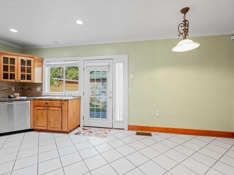 206 W Waverly Pl — Photo 5