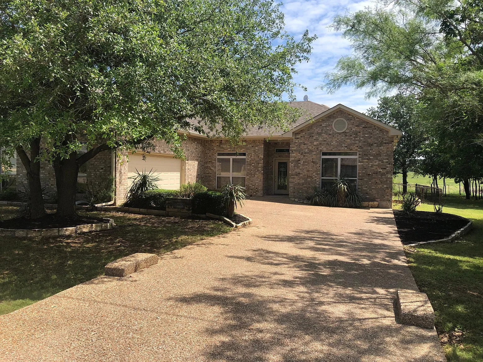 3 bed, 2.5 bath, 1904 sqft, $2,400 — Photo 1
