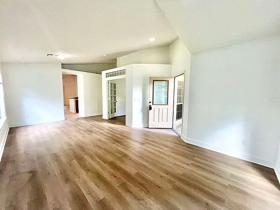 4th image of 448 Lancer Oak Dr