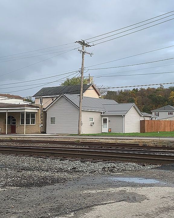 1st image of 405 Railroad St