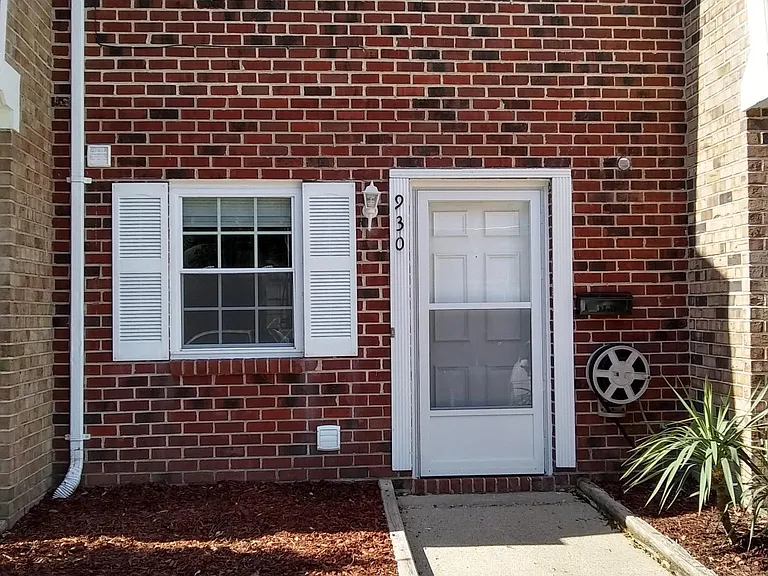 930 Maryland Ave — Photo 2