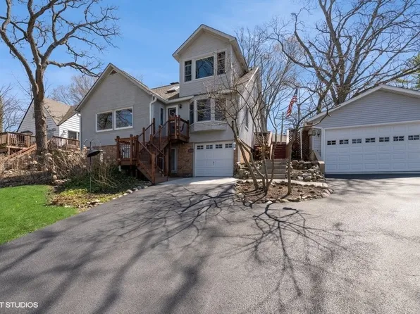 3224 E Lake Shore Dr, Wonder Lake, IL 60097