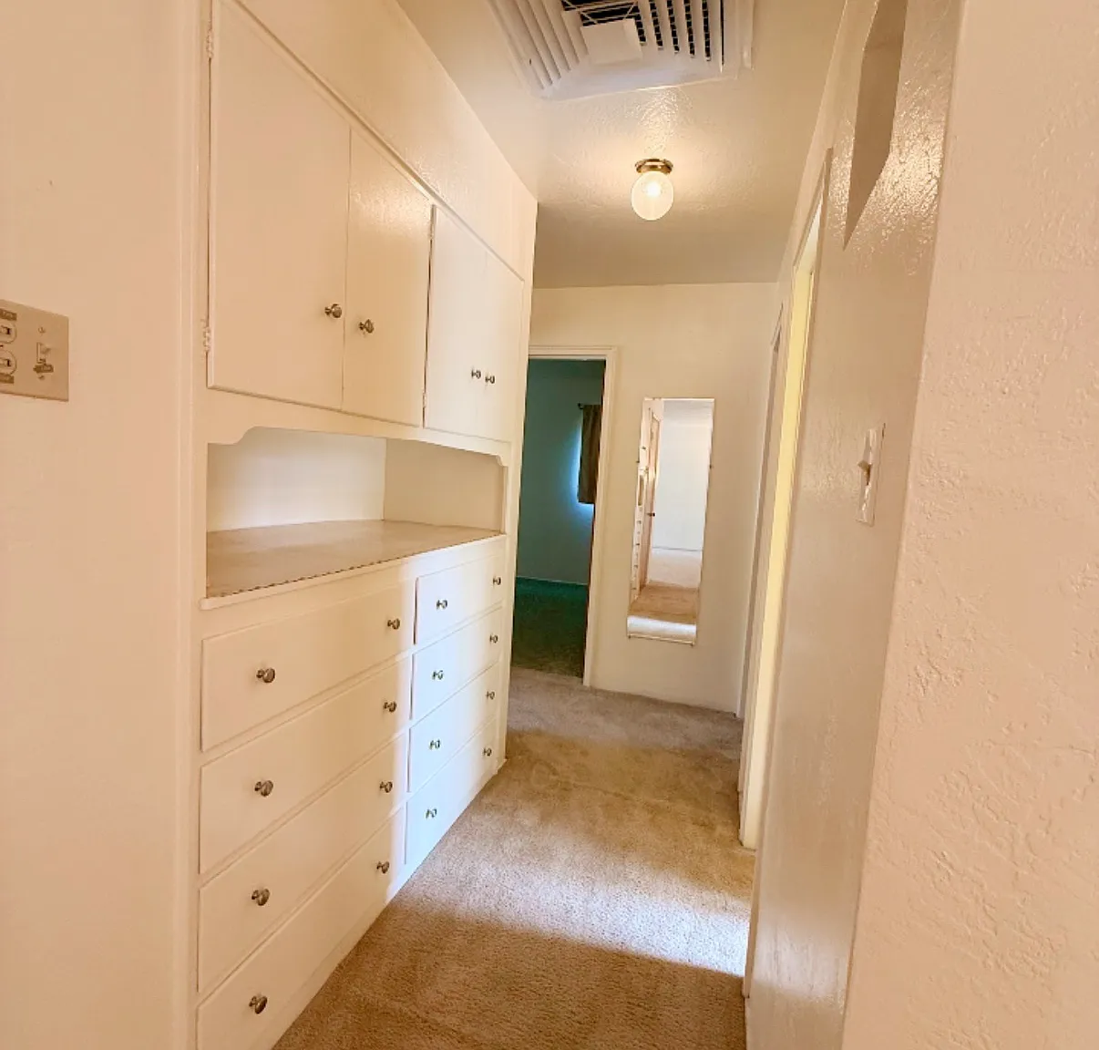 3 bed, 1.5 bath, 1730 sqft, $2,300 — Photo 4