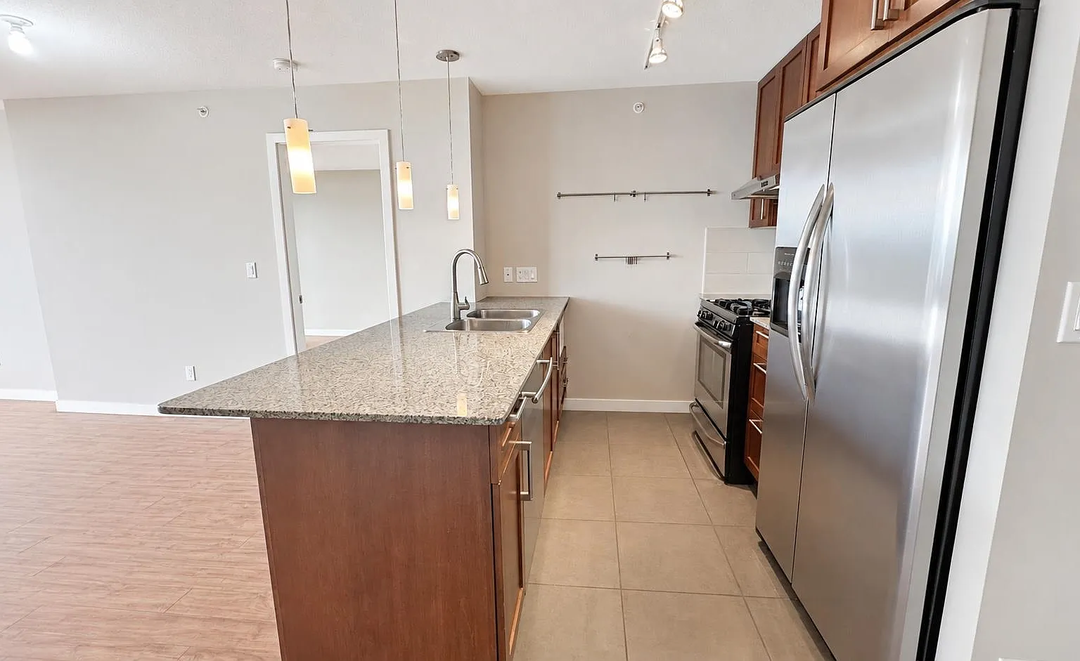 2 bed, 886 sqft, $2,600 — Photo 4