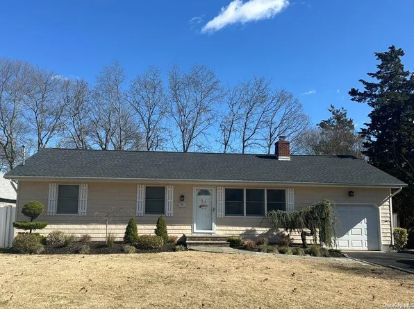 75 Surrey Drive, Center Moriches, NY 11934