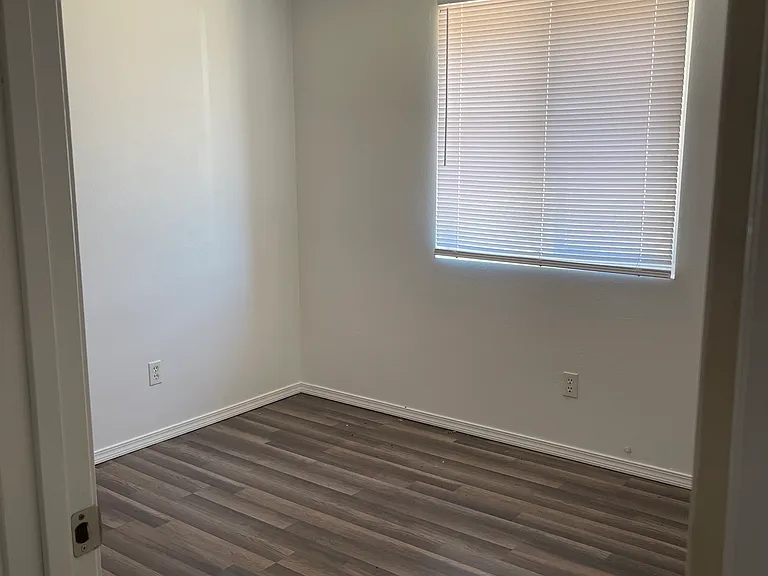 1112 S Clover Dr — Photo 5